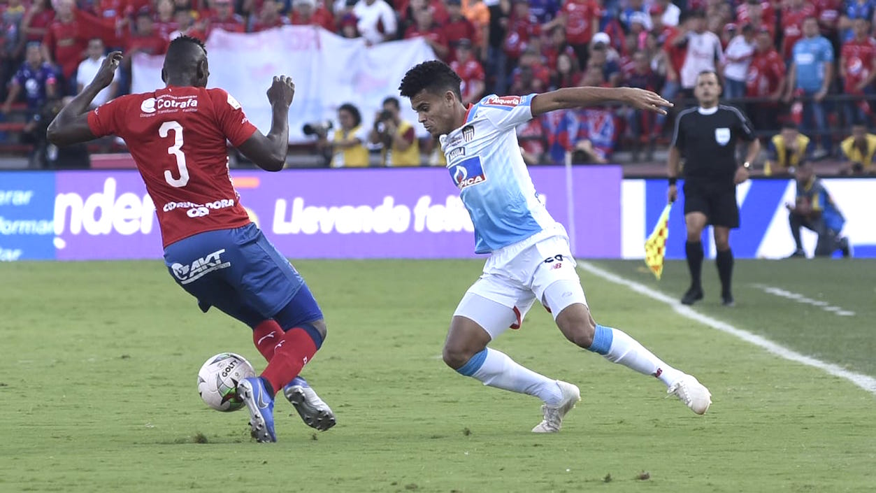Luis Díaz en jugada ofensiva frente a Jesús Murillo.