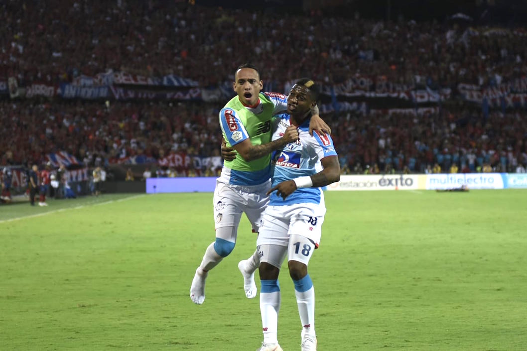 Jarlan Barrera festejando el gol con Yony González.