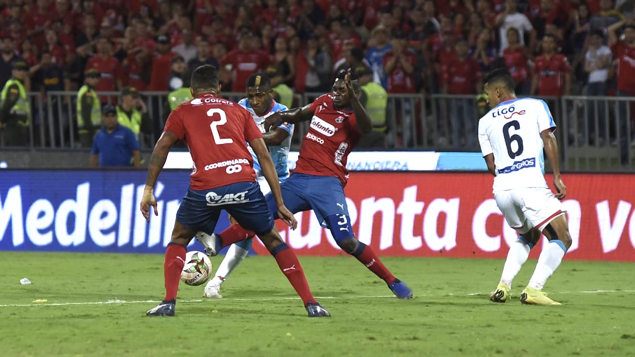 Yony González remata para anotar el gol del descuento.