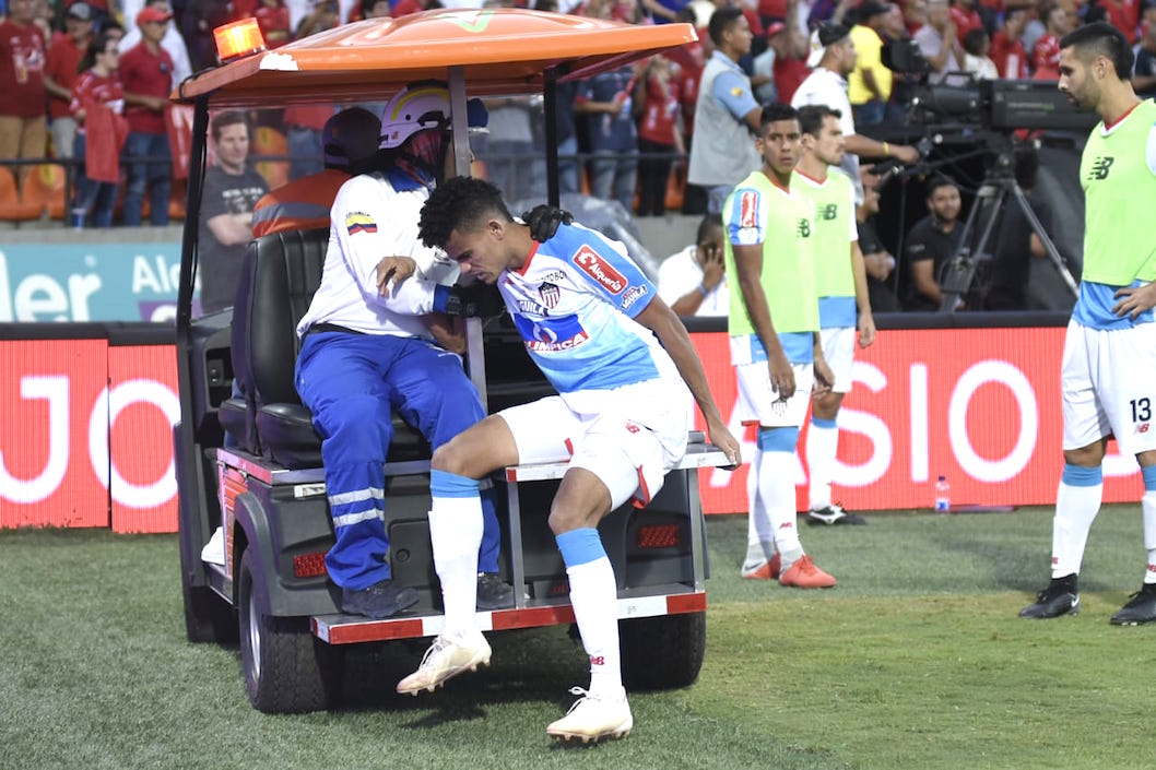 Luis Díaz abandonando la cancha por lesión.