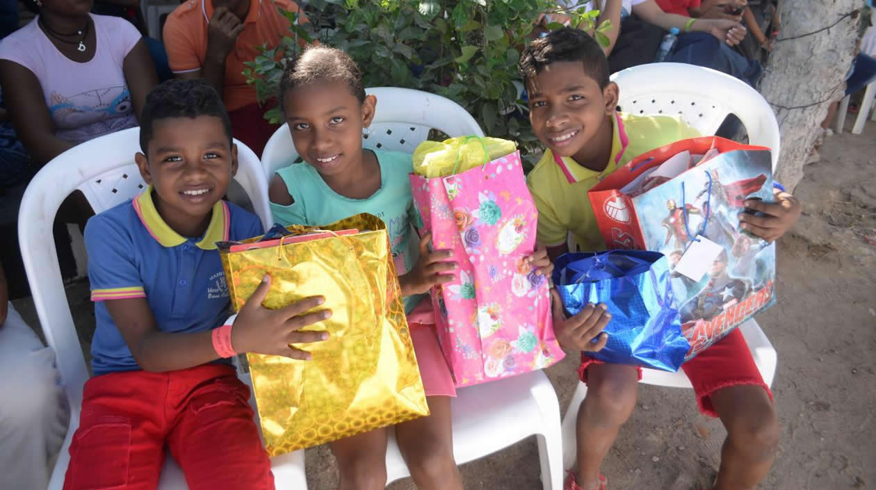Niños de los barrios Viña del Rey, Cachimbero, 7 de agosto y 12 de octubre recibieron los aguinaldos.