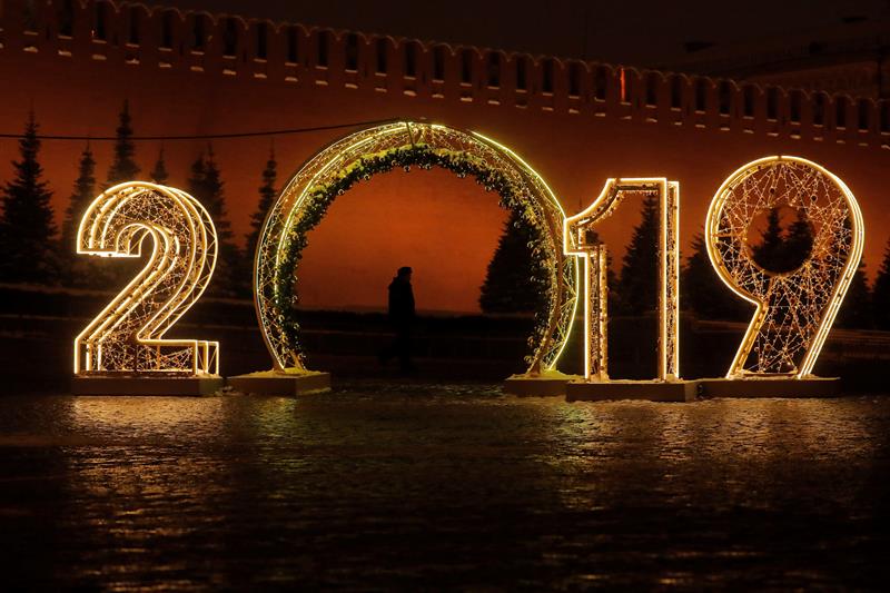 Vista de luces decorativas para el Año Nuevo colocadas en la Plaza Roja de Moscú (Rusia).