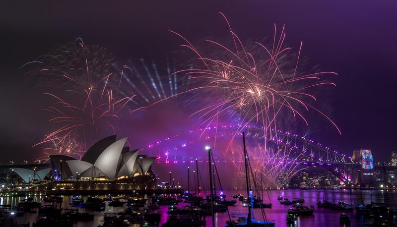 Los tonos morados y azules predominaron en el show de Año Nuevo en Sidney.