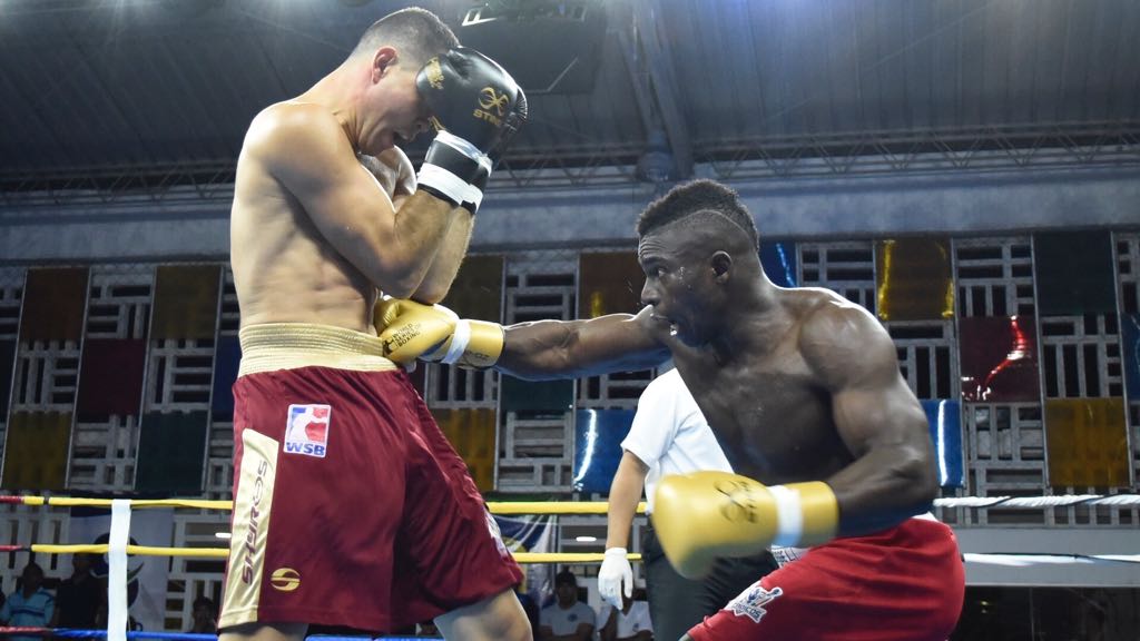 El boxeador colombiano Jorge Vivas atacando con fiereza a Endry Saavedra.