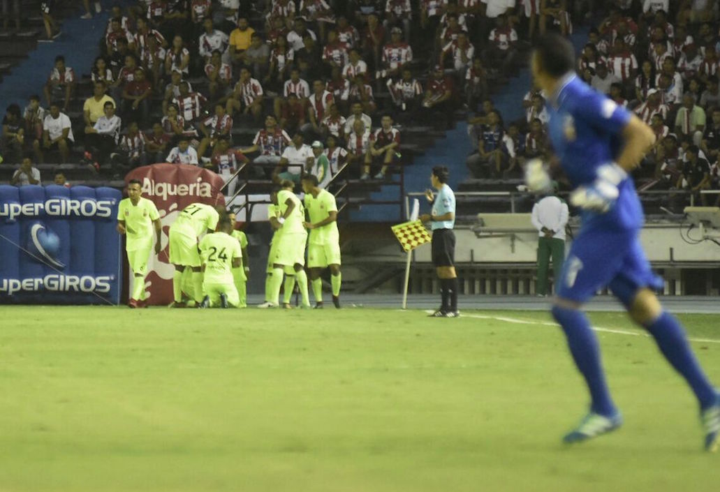 Los visitantes celebrando el segundo gol en el Metropolitano.