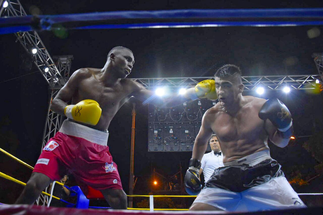 Deivis Julio se enfrentó al boxeador de Uzbekistán.