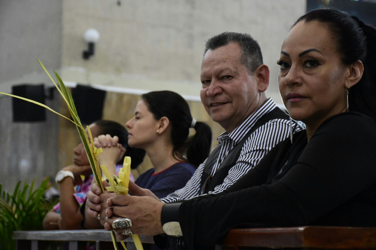La gente asistió en familia a la Catedral de Barranquilla.