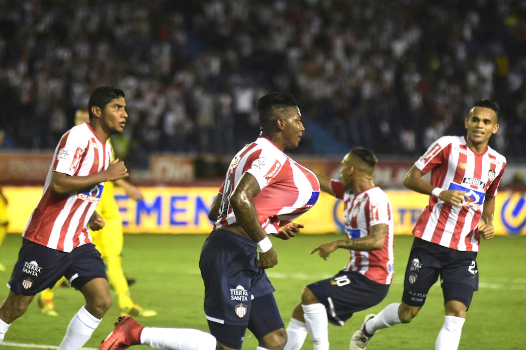 Luis Carlos Ruiz, Jarlan Barrera y Luis Díaz celebran el gol del triunfo con Yony González.