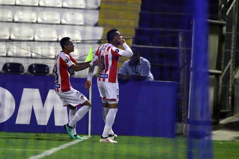 Alvez celebra el segundo gol 'tiburón', junto con Luis Díaz.