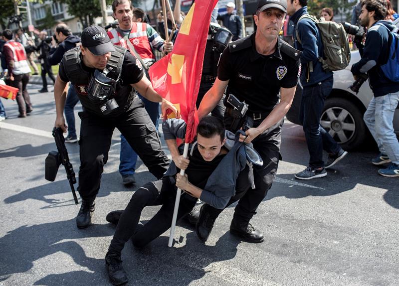 Agentes antidisturbios arrestan a un hombre durante los disturbios ocurridos en una marcha no autorizada hacia la plaza de Taksim con motivo del Día Internacional del Trabajador, en Estambul (Turquía).
