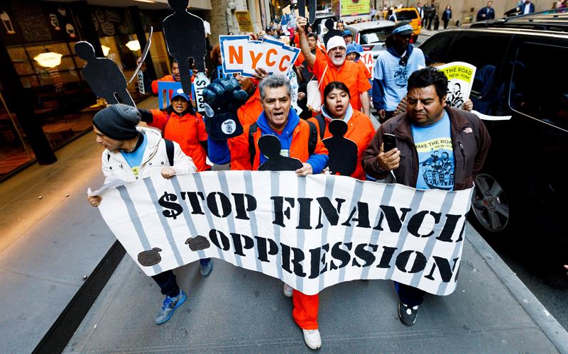 Trabajadores gritan consignas durante una marcha con motivo del Día Internacional del Trabajador, cerca de Wall Street en Nueva York (Estados Unidos).