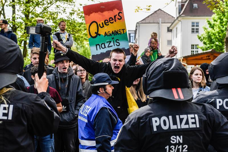 Simpatizantes de extrema izquierda se manifiestan cerca de una manifestación de extrema derecha organizada con motivo del Día Internacional del Trabajador, en Chemnitz (Alemania).