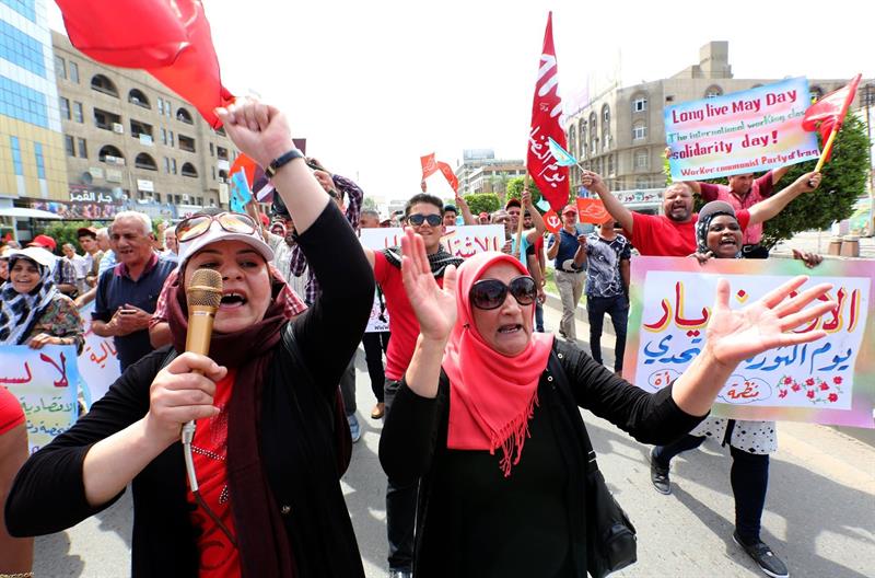 Mujeres participan en una protesta convocada con motivo del Día Internacional del Trabajador en Bagdad (Irak) hoy, 1 de mayo de 2018. El Día Internacional de los Trabajadores se celebra cada año el 1 de mayo para reivindicar los derechos laborales del trabajador y exigir mejoras en sus condiciones.