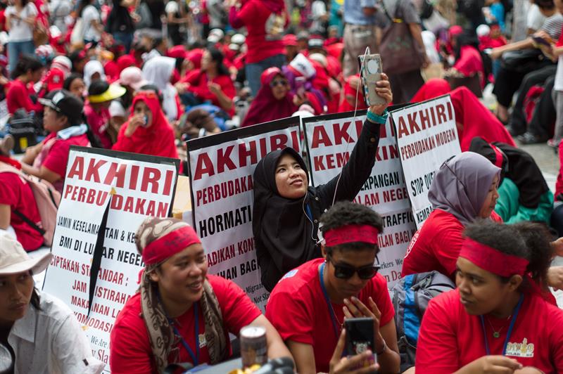 Una trabajadora indonesia posa para un selfi en la manifestación convocada por los sindicatos con motivo del Día del Trabajador en Hong Kong (China) hoy, 1 de mayo de 2018. 