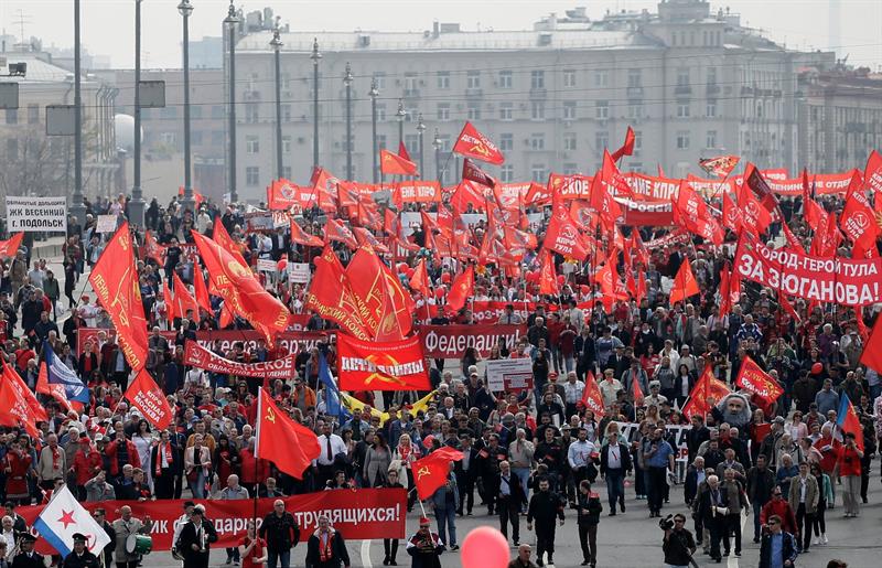  Una multitud participa en la manifestación convocada con motivo del Día del Trabajador en Moscú (Rusia) hoy. 