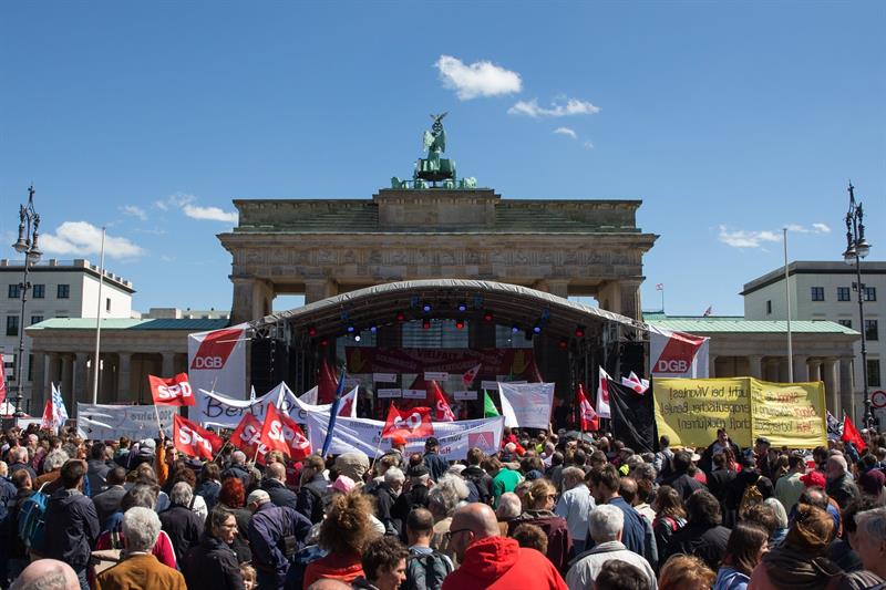 Miles de personas se congregan frente a la Puerta de Brandeburgo con motivo del Día Internacional del Trabajador, en Chemnitz (Alemania).