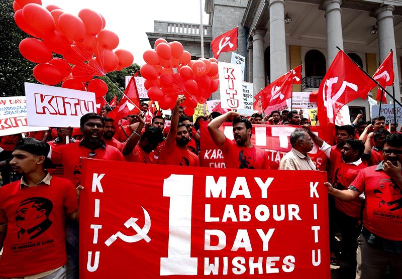  Trabajadores participan en la manifestación convocada con motivo del Día del Trabajador hoy en la India.