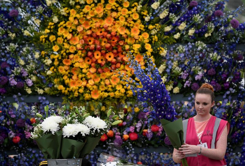 Los trabajadores se esmeran en una buena presentación de las flores.