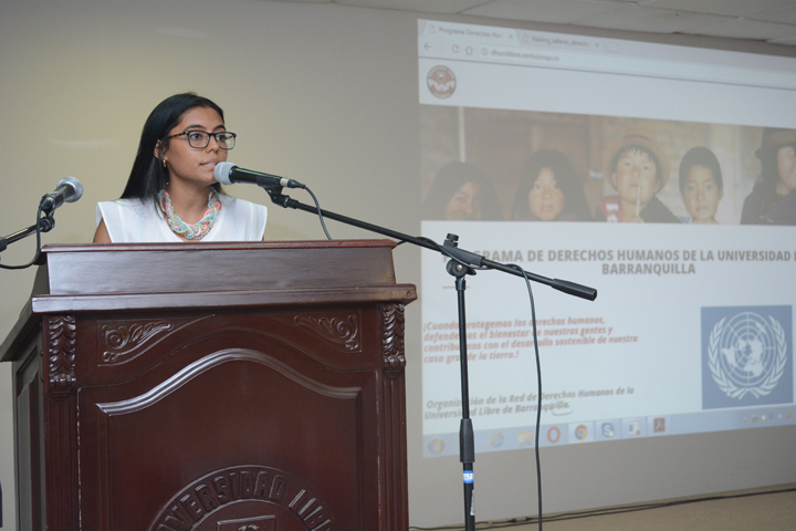La estudiante Adriana Pérez, en medio de su charla sobre el “Derecho al Medio Ambiente Sano”.