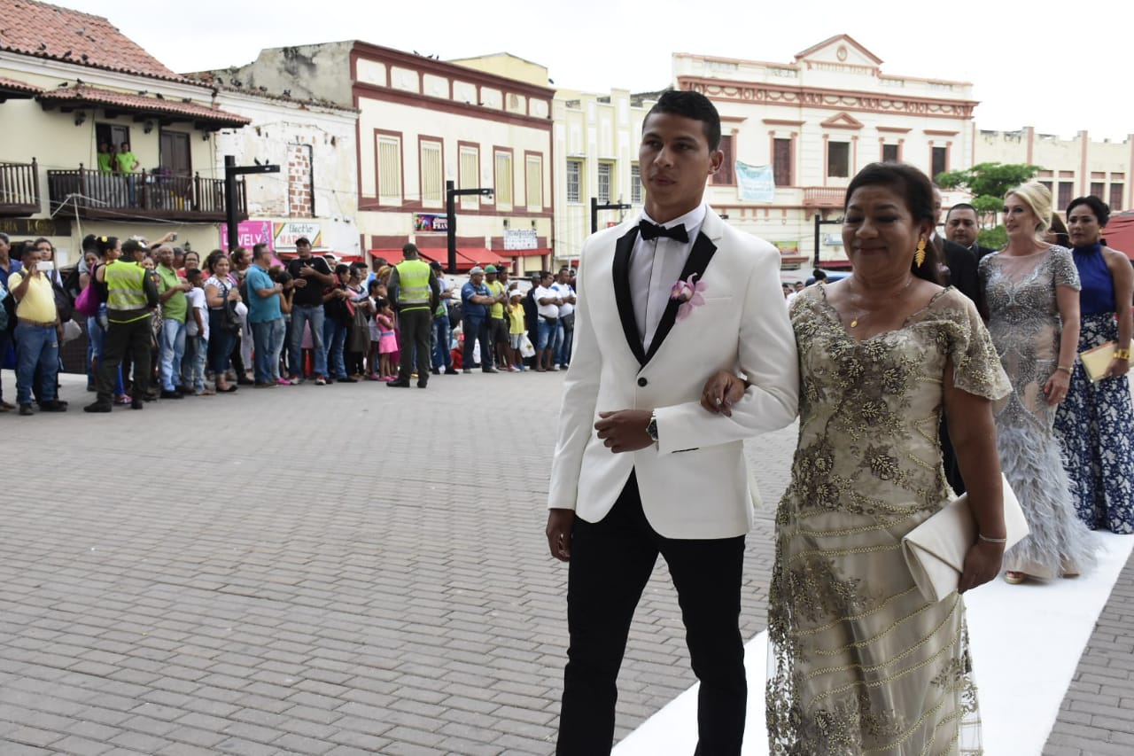 El novio Alexis Pérez fue el primero en entrar a la iglesia acompañado por su mamá.