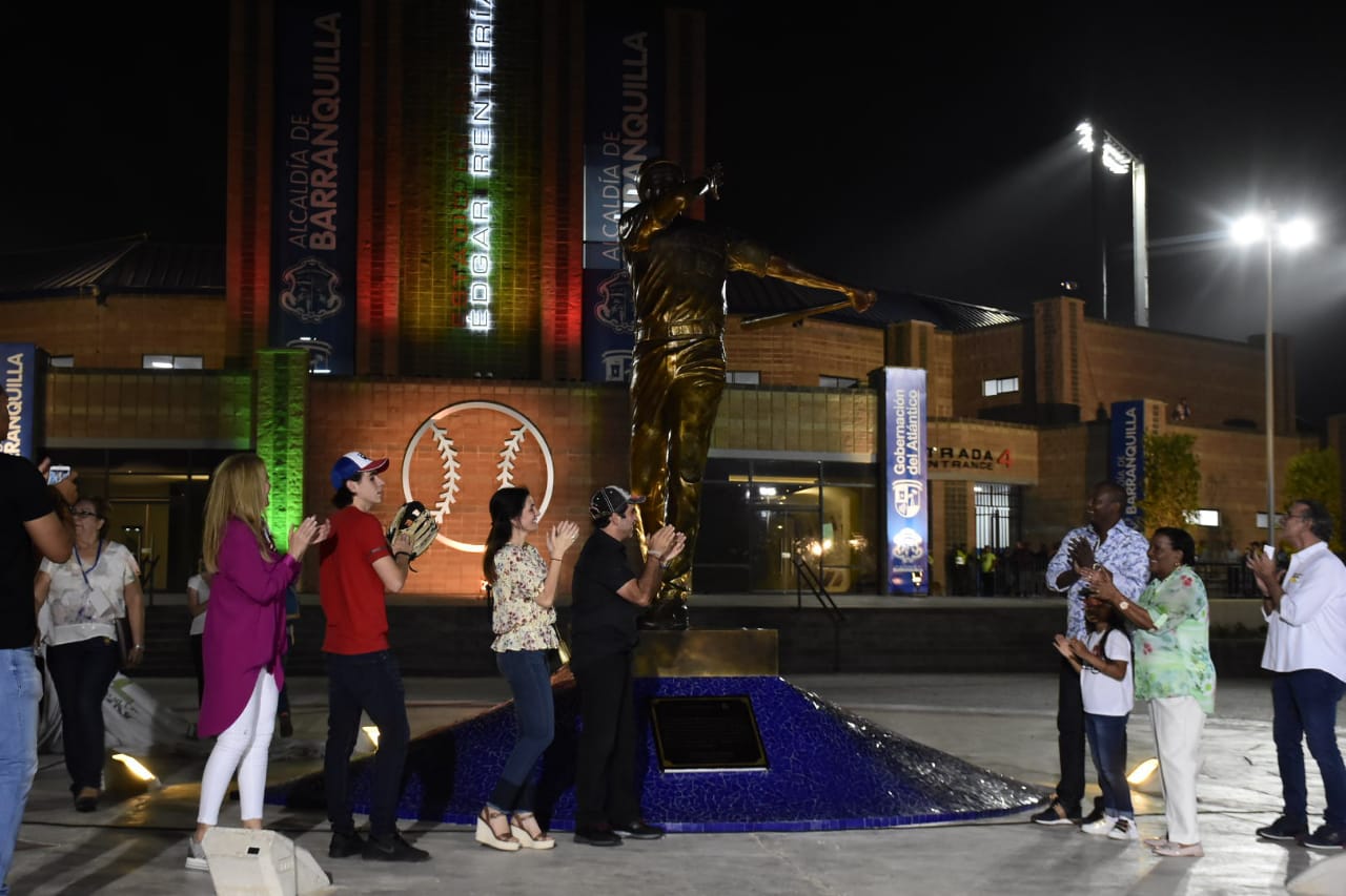 Momento en el que revelaron la estatua del 'Niño' de Barranquilla. 