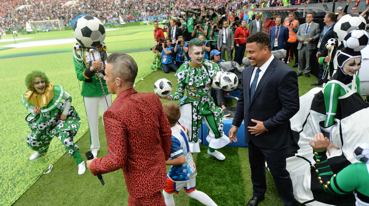 El cantante Robbie Williams y el exjugador Ronaldo estuvieron presentes en la inauguración. 