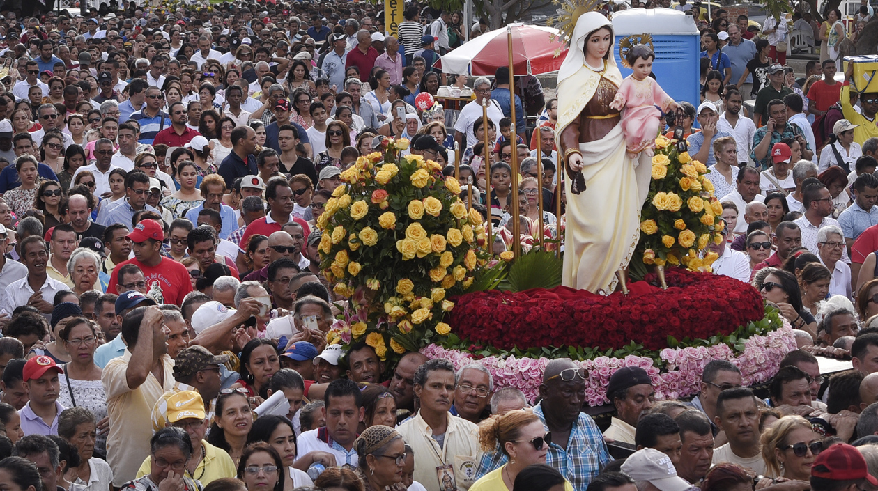 La procesión de la Virgen del Carmen en Barranquilla a su salida de la iglesia.
