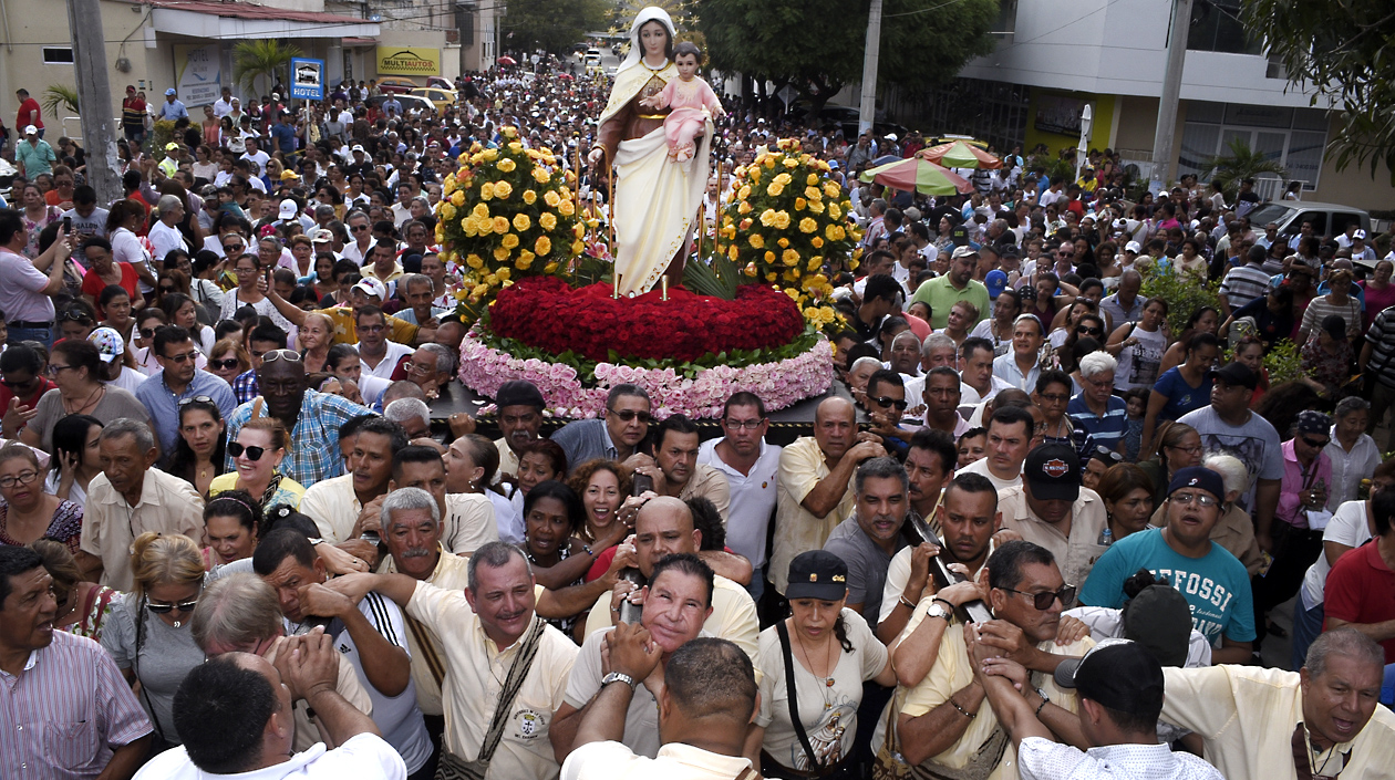 Cientos de fieles acompañaron la imagen de la Virgen del Carmen.