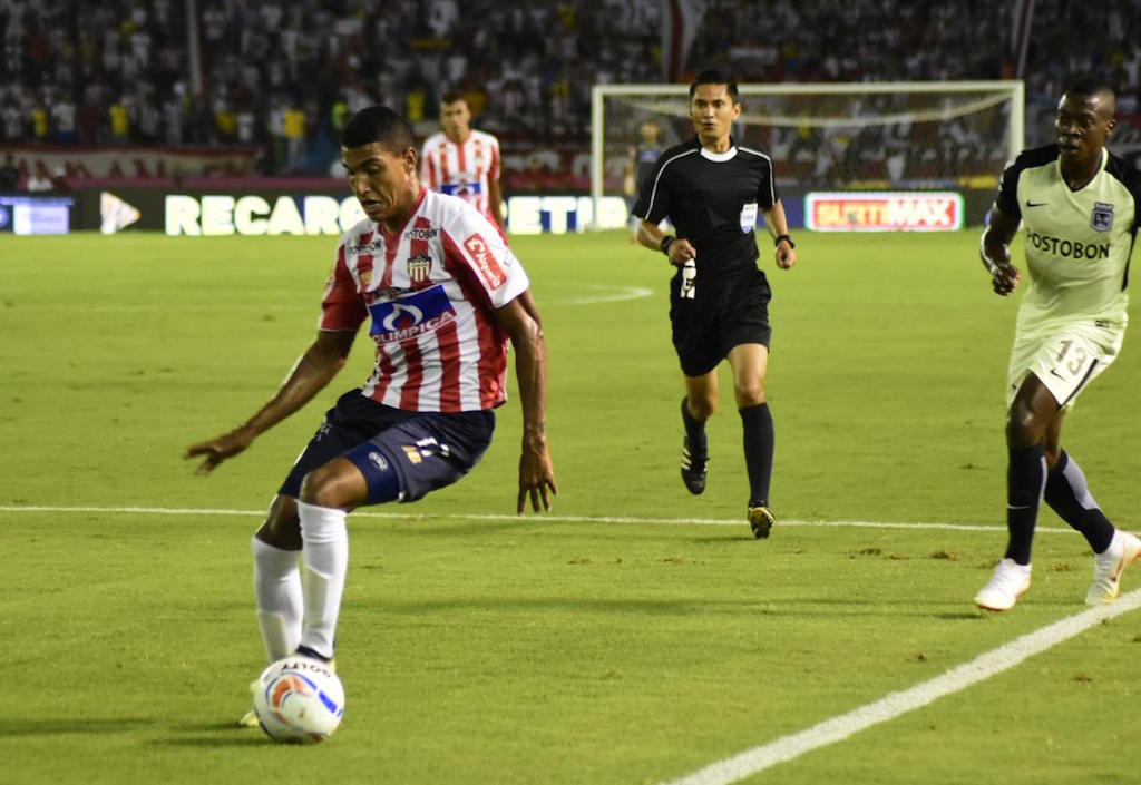 Gabriel Fuentes controlando el balón ante Helibelton Palacios.