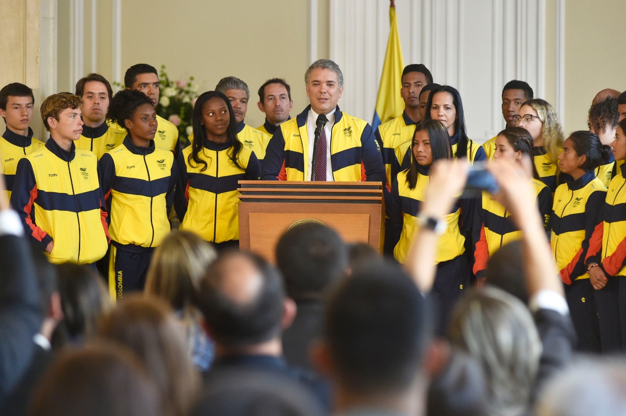 Orgullo de llevar la chaqueta de Colombia expresó el Presidente Duque rodeado por los deportistas que estarán en los Olímpicos.