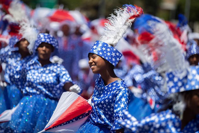 Los miembros de la comparsas del Carnaval de Año Nuevo protagonizan un colorido espectáculo.