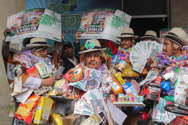La lotería el Ekeko millonario tiene un premio mayor es de 100.000 bolivianos, unos 14.463 dólares.