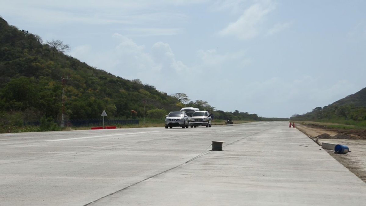 Obras en la pista de aterrizaje del aeropuerto El Embrujo.