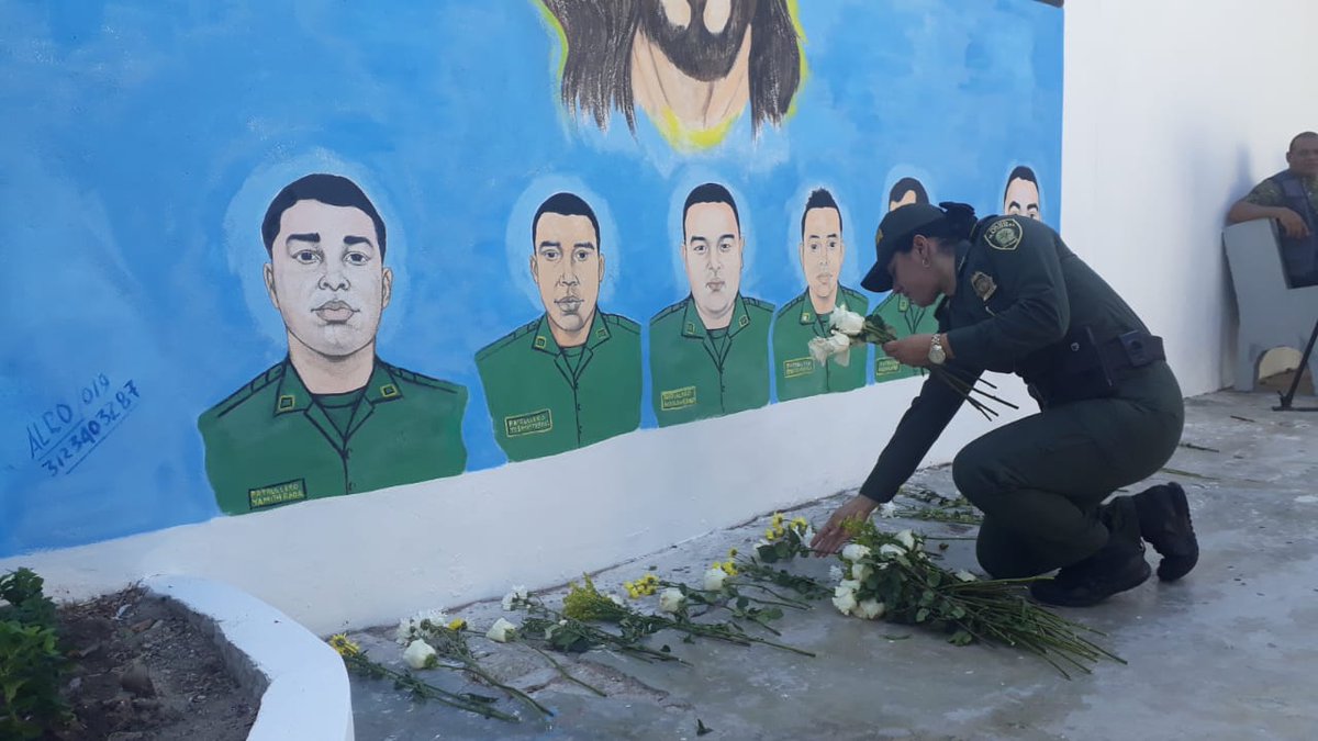 El mural con los rostros de los seis policías fallecidos. 