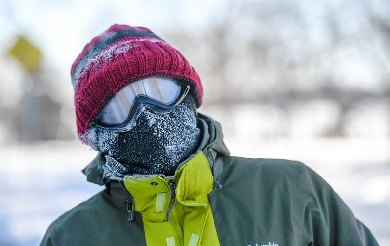  Un hombre se cubre el rostro debido a las gélidas temperaturas, este miércoles en Minneapolis, Minnesota (Estados Unidos).