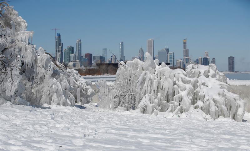 Imagen que muestra una estructura de hielo frente al río Mississippi, este miércoles en Chicago.