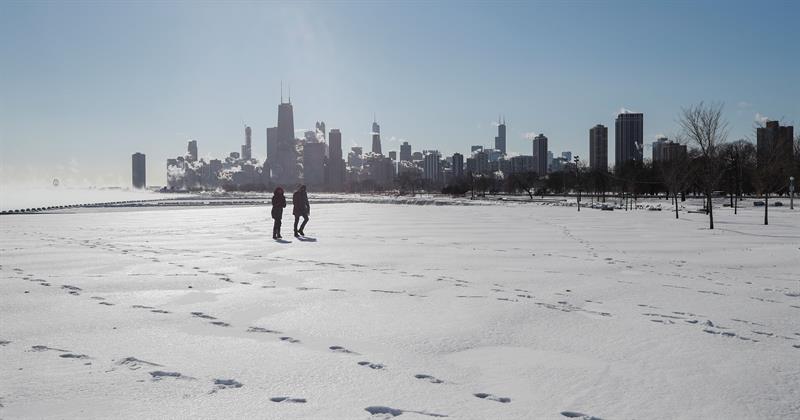  Una pareja pasea por el río Mississippi congelado, este miércoles en Chicago, Illinois.
