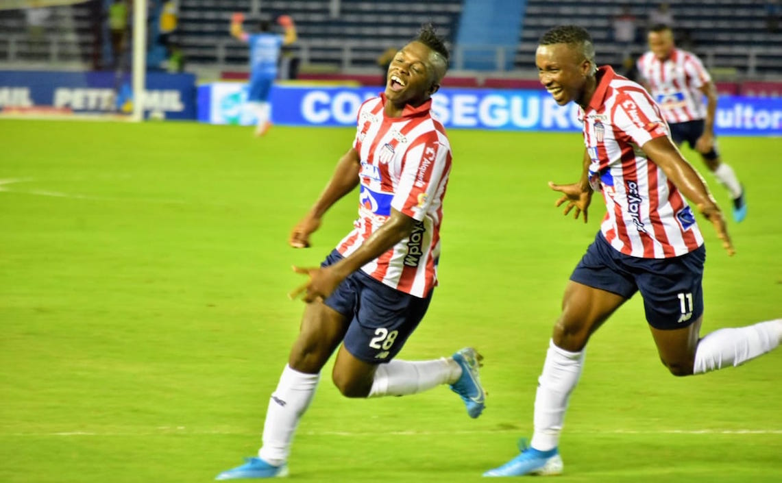 Edwuin Cetré celebrando el primer gol con Daniel Moreno.