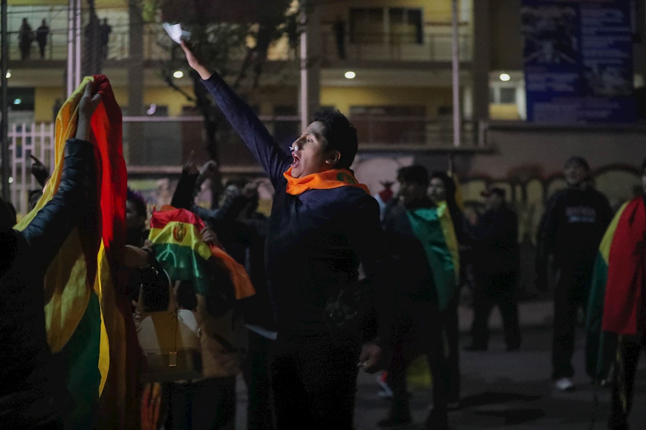 Adeptos al candidato opositor boliviano Carlos Mesa de Comunidad Ciudadana y al oficialista Movimiento Al Socialismo (MAS) de Evo Morales se enfrentaron en las puertas del hotel donde se realiza el cómputo de actas, ante las sospechas de fraude electoral.