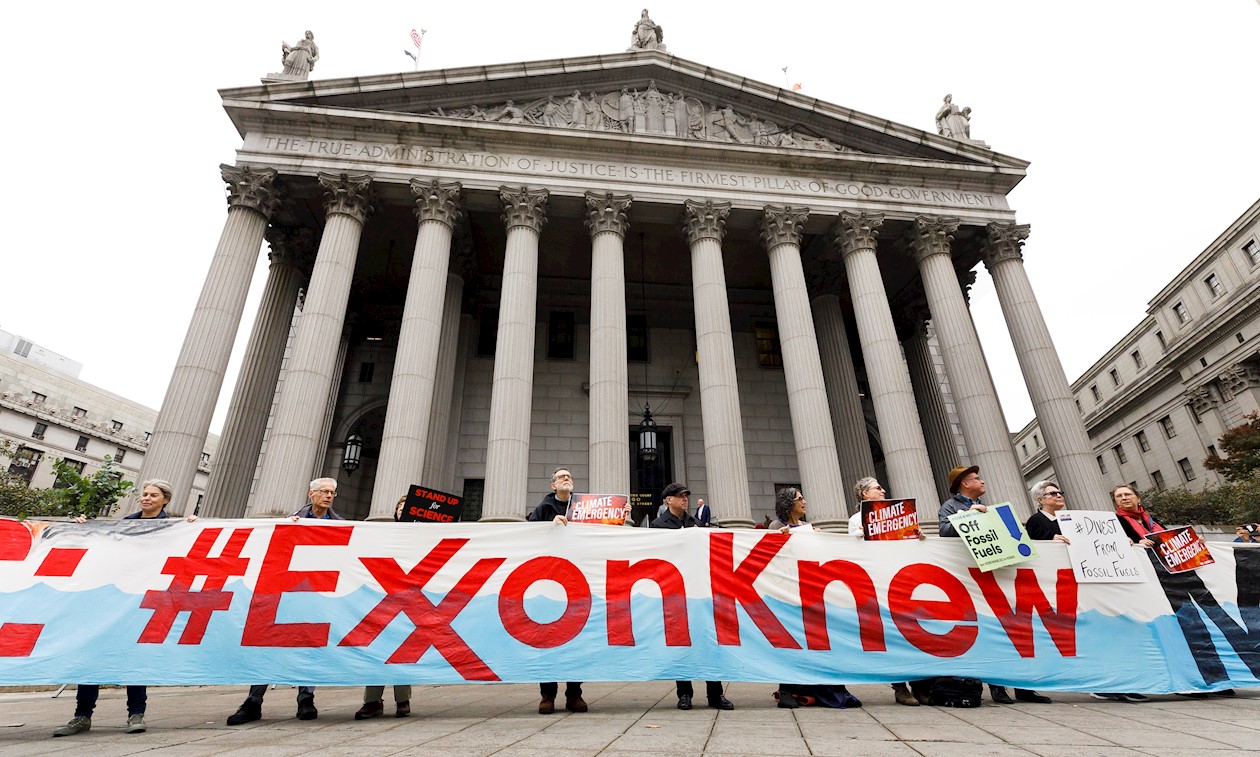 La Fiscalía de Nueva York llevó a juicio a la mayor petrolera de Estados Unidos, Exxon Mobil, acusada de "engañar" a sus inversores sobre el costo ambiental de su negocio, en un caso en que esta se considera "demonizada".