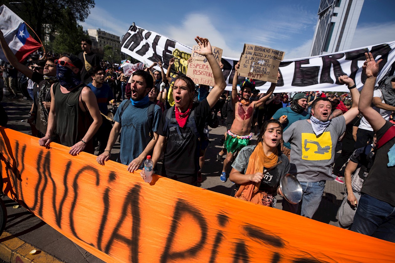 Manifestantes se concentraronn este martes para una nueva jornada de protestas en la céntrica Plaza Italia, en Santiago (Chile). 