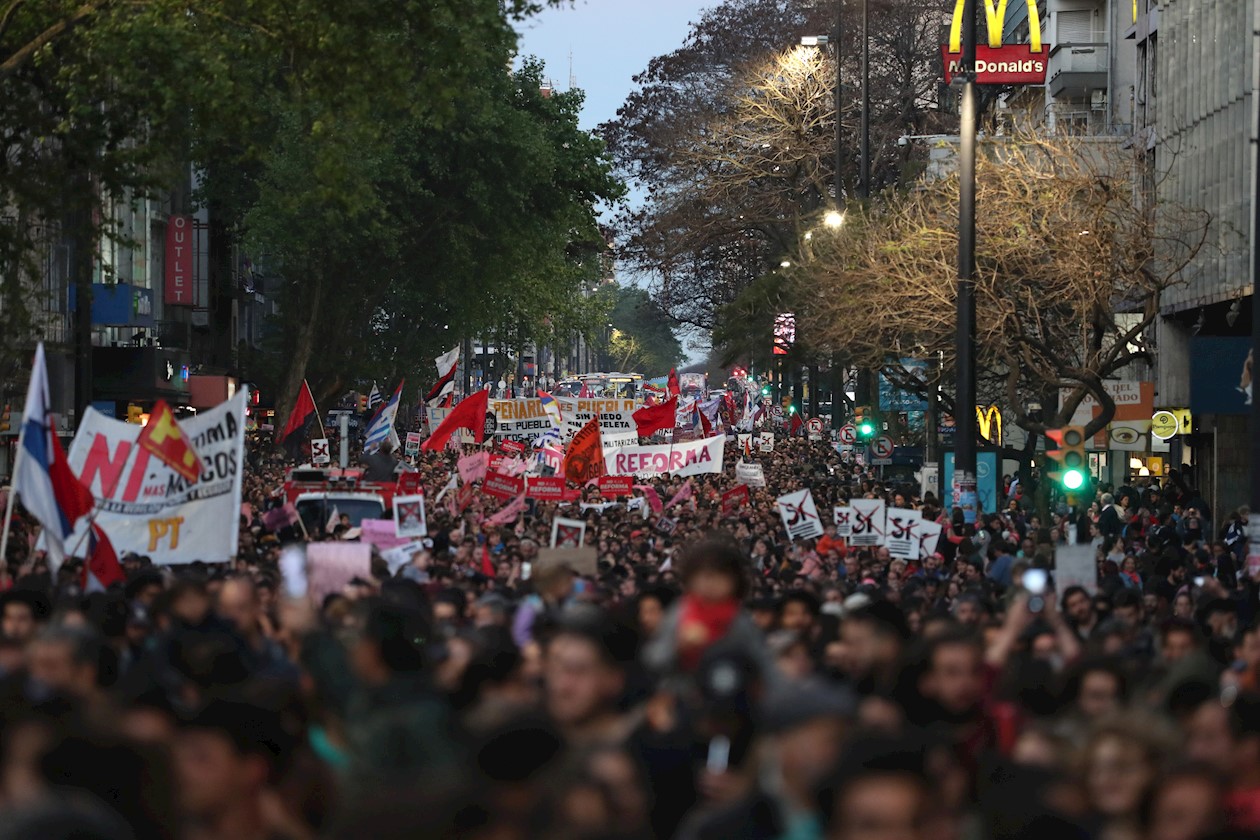 Miles de personas participan este martes en la marcha "Que el miedo no te coma" convocada por el colectivo "No a la reforma" en Montevideo (Uruguay), contra el plebiscito impulsado por el senador Jorge Larrañaga, que busca reformar la Constitución.