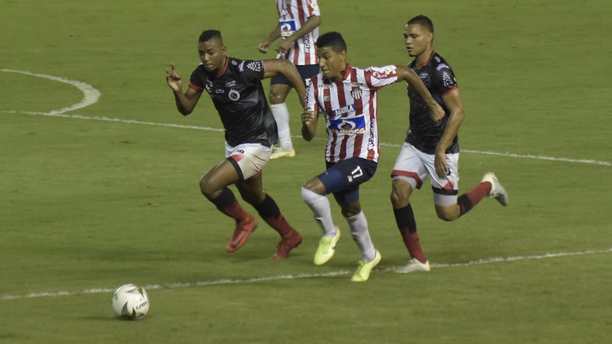 Gabriel Fuentes en función de ataque por el costado izquierdo.