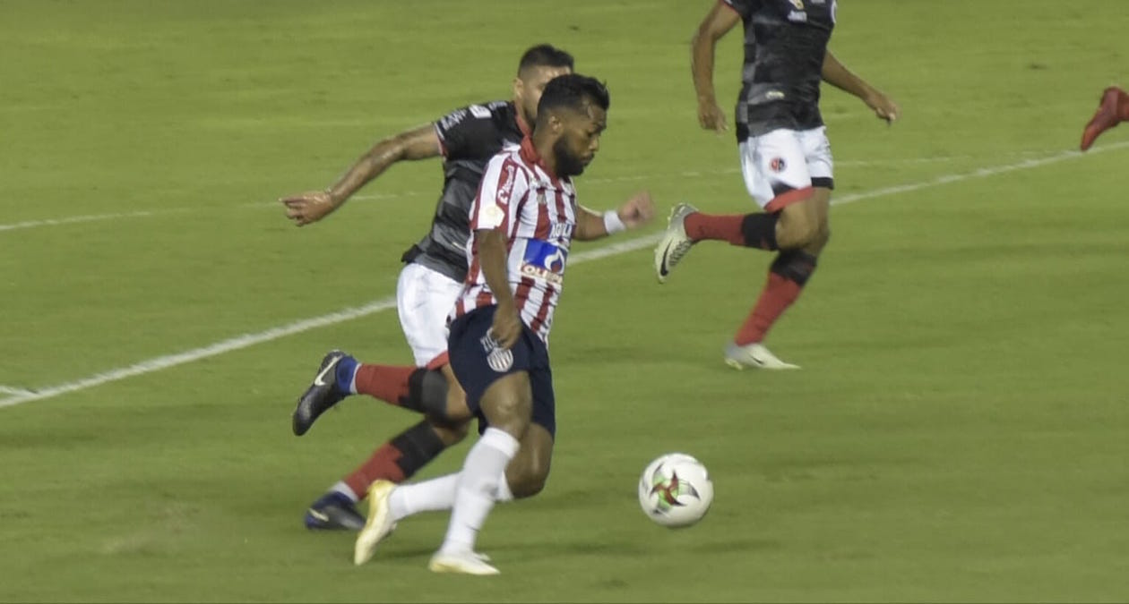 Luis 'Cariaco' González en jugada ofensiva.