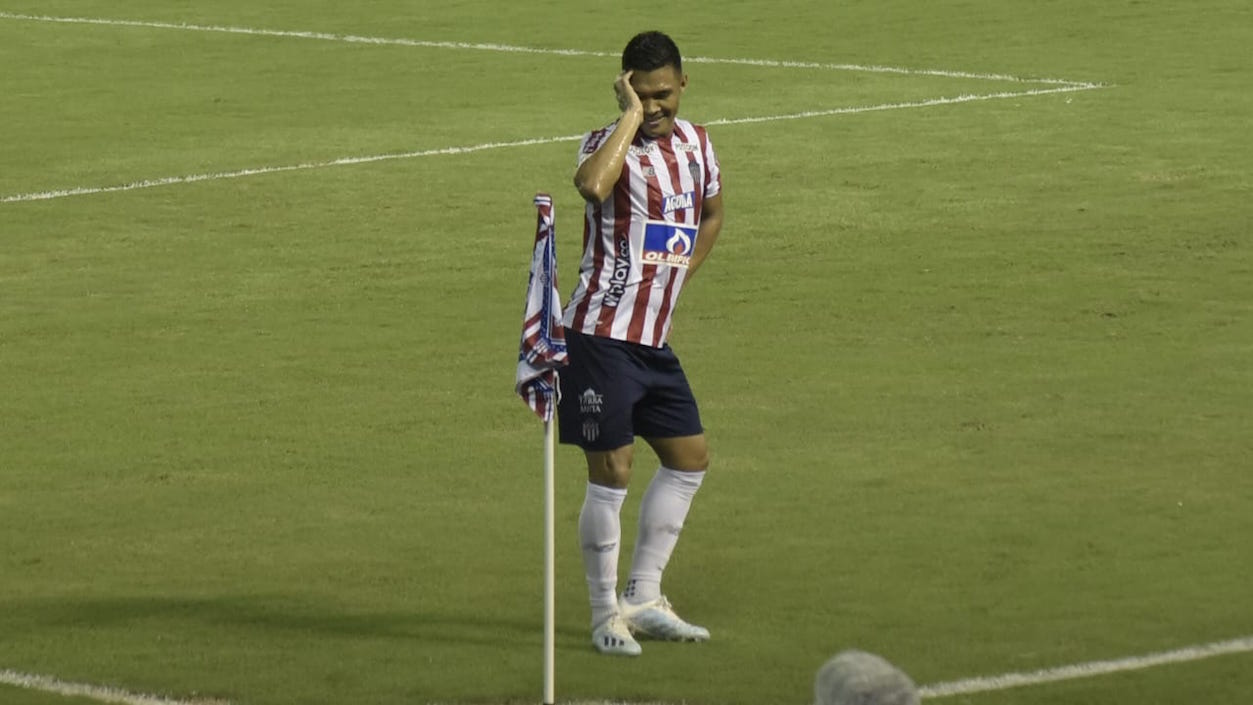 Teófilo Gutiérrez celebrando el gol sin percatarse que la acción había sido anulada.