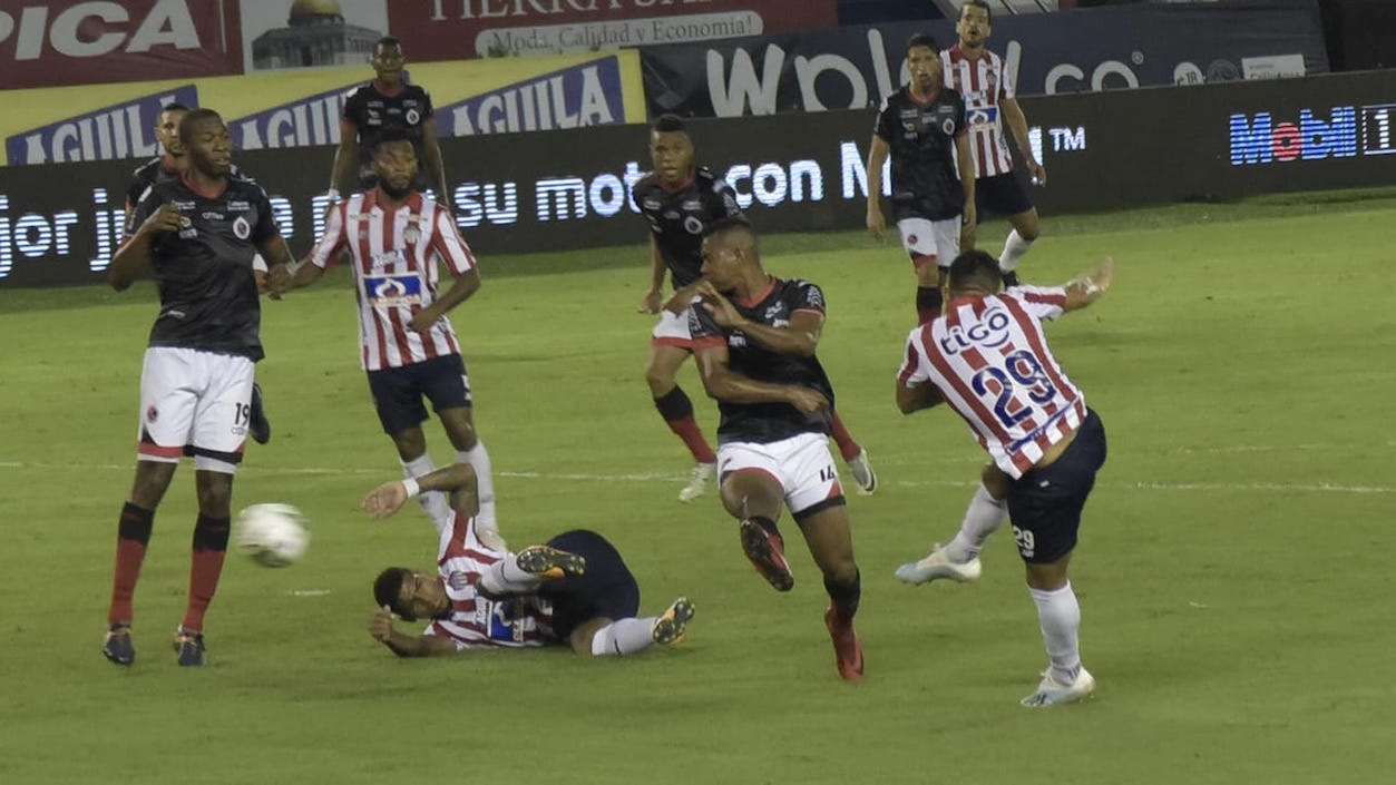 Remate de Teófilo Gutiérrez para vencer el arco cucuteño, pero el gol fue anulado.