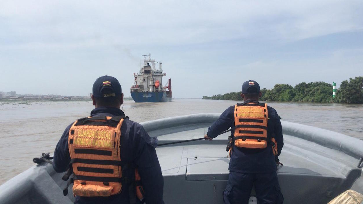 Guardacostas de la Armada Nacional atentos a las labores de rescate.