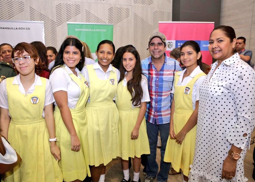 El Alcalde Alejandro Char con estudiantes beneficiadas.