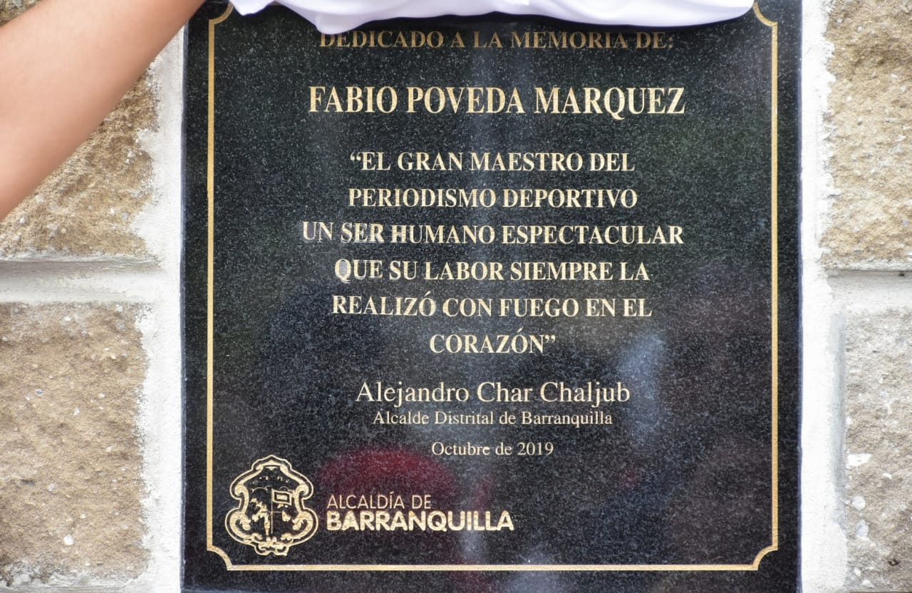 La placa en homenaje al periodista Fabio Poveda Márquez.