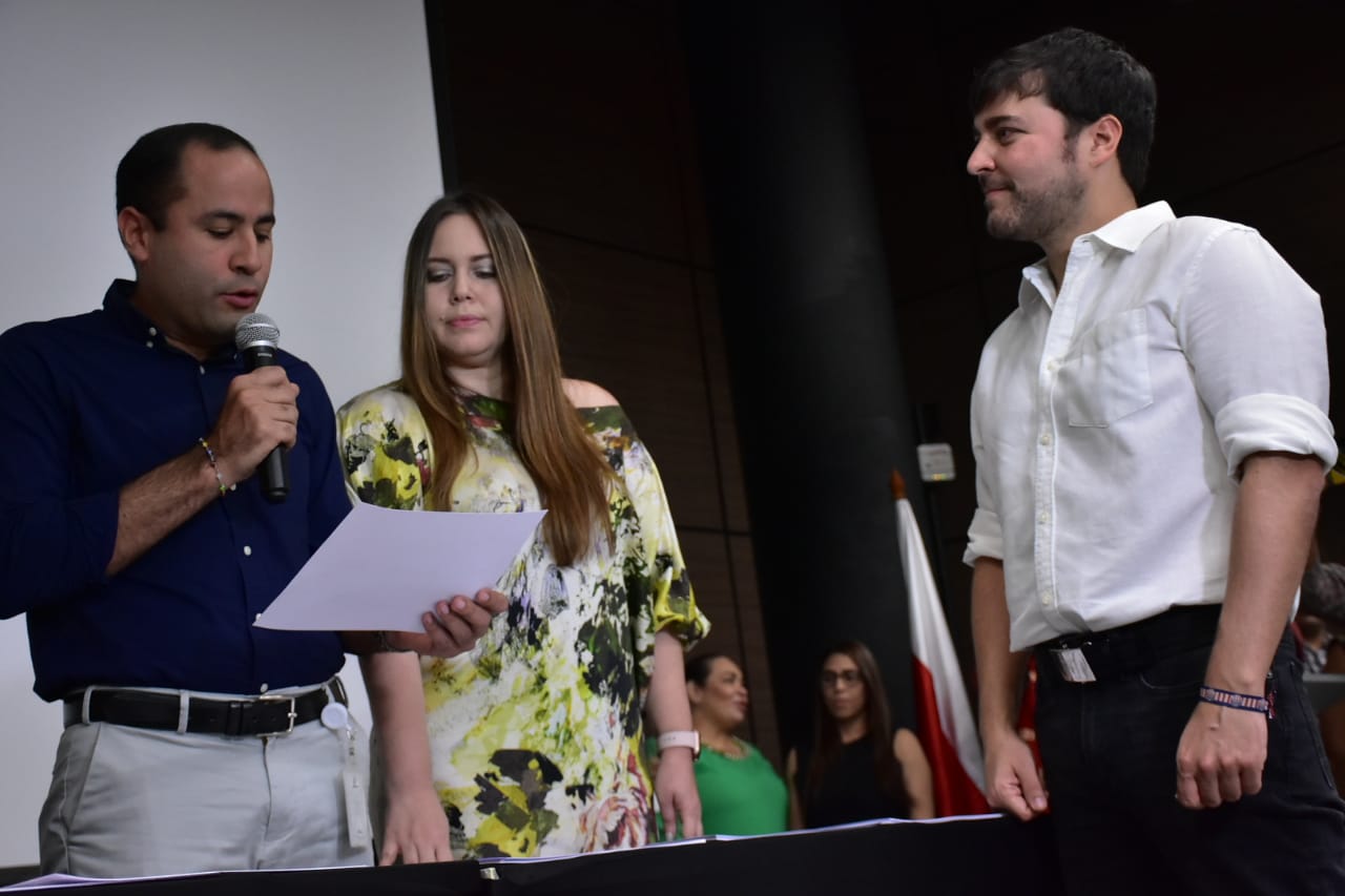 El Registrador Dairo Turizo antes de entregar la credencial al Alcalde electo Jaime Pumarejo.